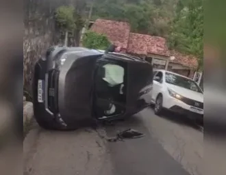 Carro capota em Maceió, mas motorista sai ileso