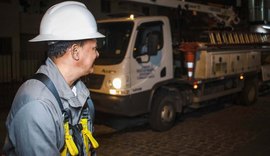 Energia de postes em praças inundadas é desligada  para evitar acidentes