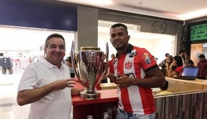 CRB reinaugura estande no Maceió Shopping e apresenta atacante Zé Carlos