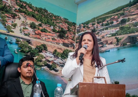 Prefeita Lívia Carla é alvo de ataques de ex-aliado