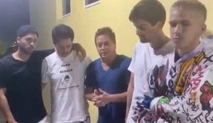 Carro com filhos e sobrinho de Leonardo sofre acidente, capota e cai em córrego