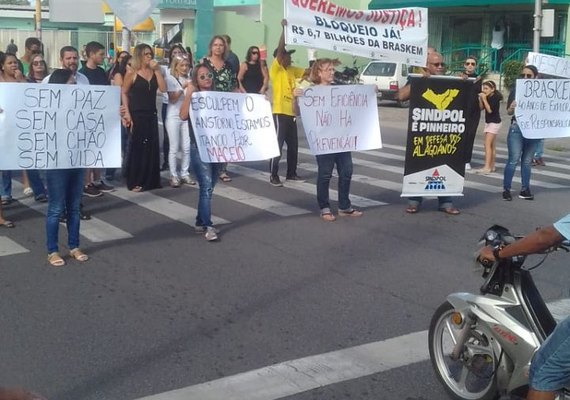 Moradores e comerciantes do Pinheiro realizam manifestação por bloqueio de R$ 6,7 bilhões