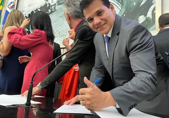 Nezinho assume o quinto mandato e promete honrar o voto dos alagoanos