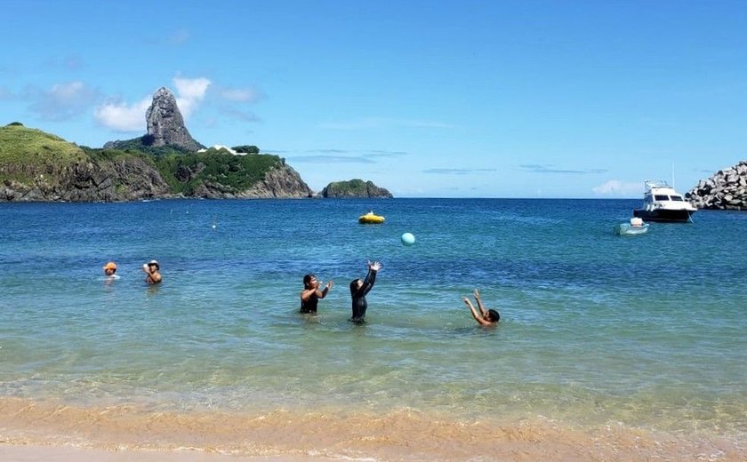 No primeiro domingo de praias liberadas, moradores de Fernando de Noronha vão para o mar