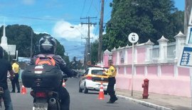 Trânsito é desviado no Mutange por conta de vazamento em tubulação da Braskem