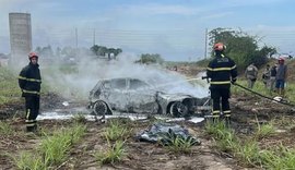 BMW capota, pega fogo e duas pessoas morrem no Benedito Bentes