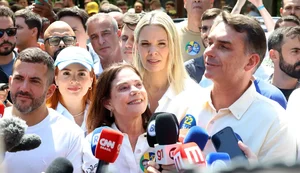 Flávio Bolsonaro faz ato no Rio ao lado de Douglas Ruas