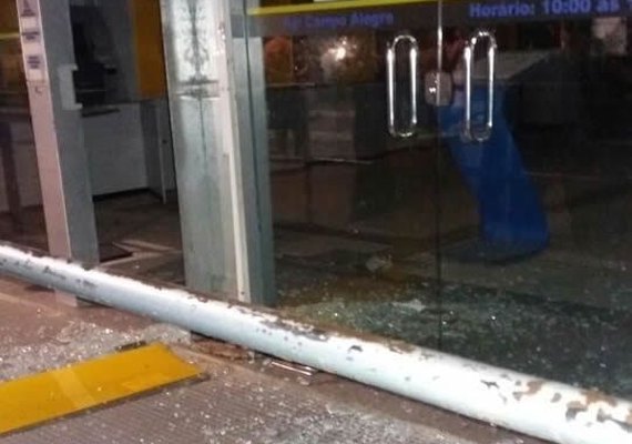 Bando faz reféns e explode caixas eletrônicos de banco em Campo Alegre