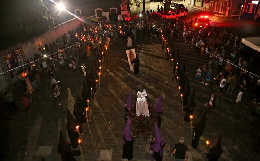 Celebração da Procissão do Fogaréu leva fiéis e demonstrações de fé às ruas de Marechal Deodoro