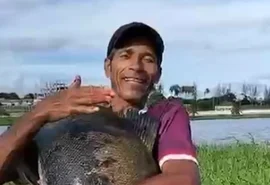 Vídeo de pescador com peixe de grande porte viraliza e gera debate nas redes sociais