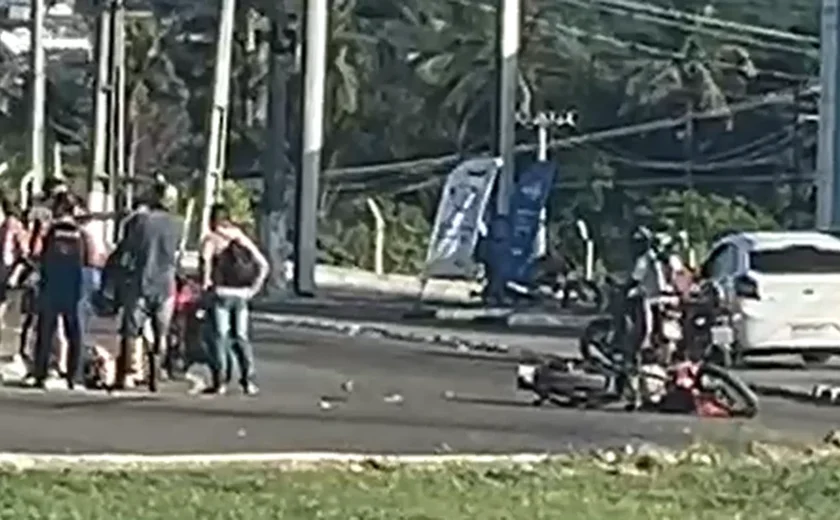 Motociclista fica ferida em colisão entre veículo que conduzia e carro de passeio