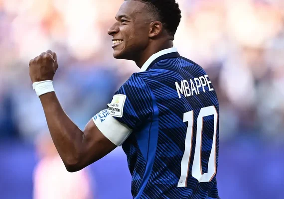 De pênalti, França vence retranca do Paraguai e se classifica na Copa