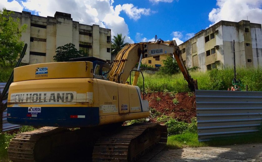 Prédio de três andares com oito apartamentos é demolido no Pinheiro