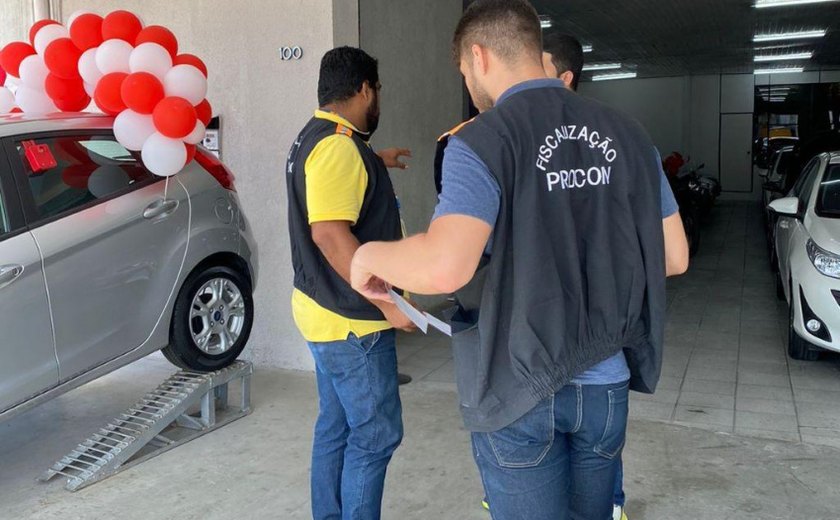 Equipes de fiscais do Procon Maceió notificam 11 lojas de automóveis seminovos