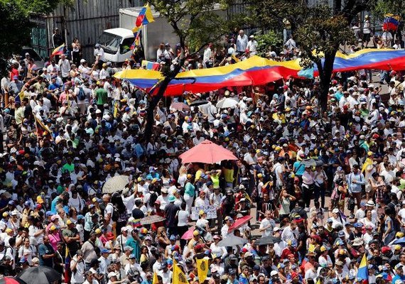 Manifestantes saem às ruas em várias cidades da Venezuela