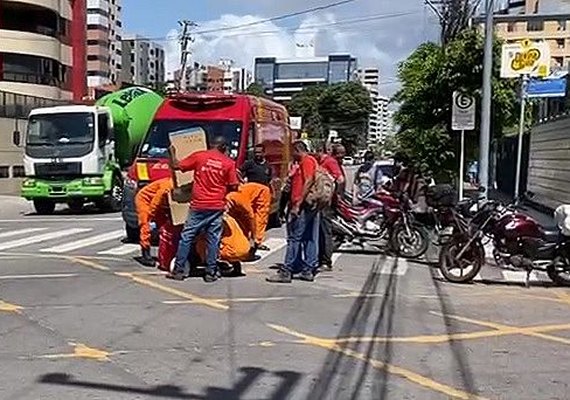 Motociclistas ficam feridos após colisão frontal em cruzamento da Ponta Verde