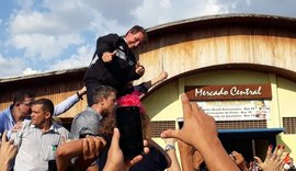 Bolsonaro: 'O que torna mulher tão forte quanto homem é arma na cintura dela'