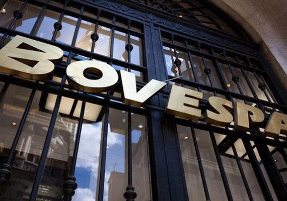 Bovespa opera em alta nesta segunda-feira (17)