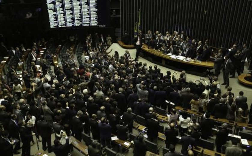 Câmara reinicia sessões na terça e pode votar denúncia contra Michel Temer