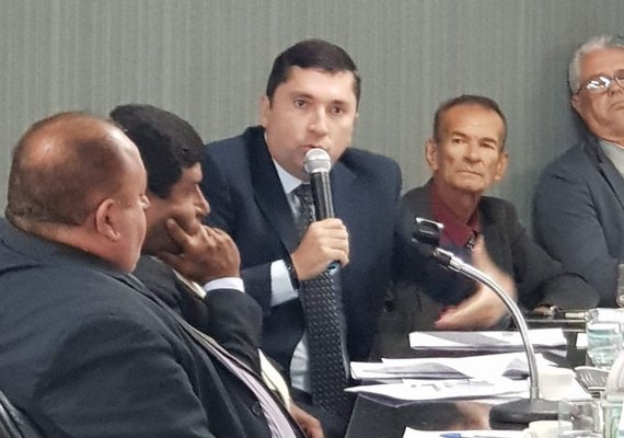 Vereador cobra conclusão de obras em Arapiraca