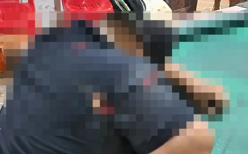 Jovem morre e homem fica ferido ao serem baleados dentro de bar