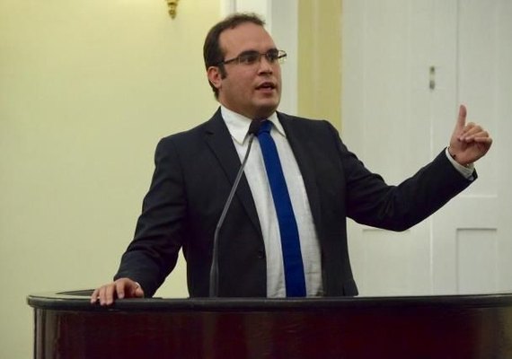 Deputado pede demissão de secretária de Esportes