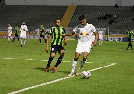 Bragantino bate o América e se isola na liderança da Série B