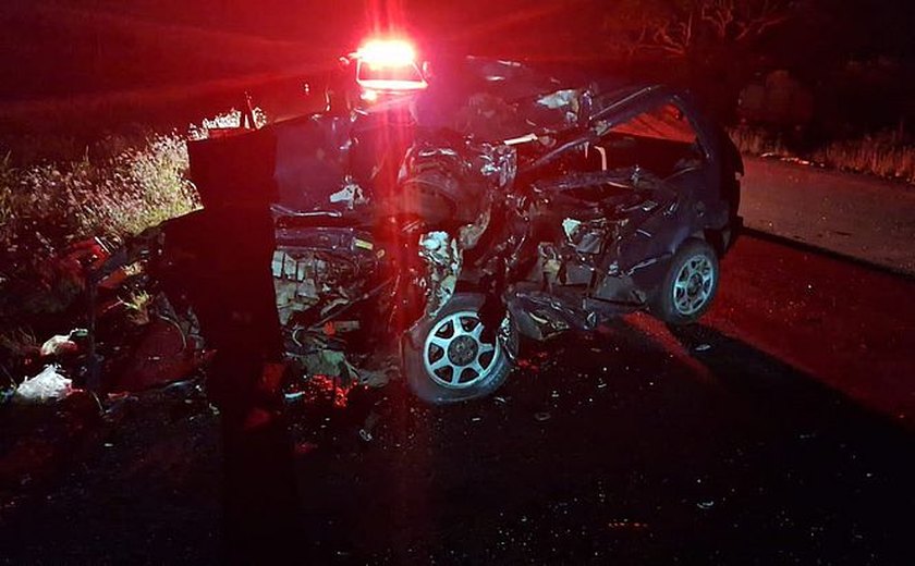 Duas pessoas morrem em acidente entre caminhão e carro no Sertão de AL