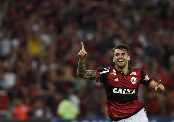 Flamengo vence de virada e fica em vantagem na semifinal