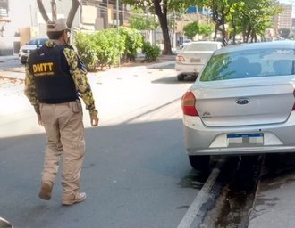 Motorista inabilitado é flagrado em veículo irregular durante fiscalização na Ponta Verde
