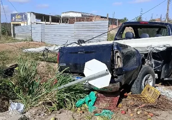 Dois homens ficam feridos após veículo colidir em poste