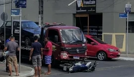 Falha nos freios de caminhão provoca acidente com quatro veículos no Centro de Arapiraca