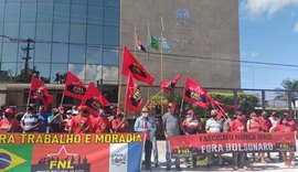 Representantes do FNL protestam em frente ao Tribunal de Justiça de Alagoas