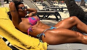 Scheila Carvalho mostra corpaço de biquíni em foto na praia