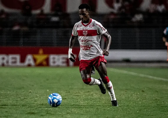 Atlético-GO negocia com lateral-esquerdo Guilherme Romão, do CRB