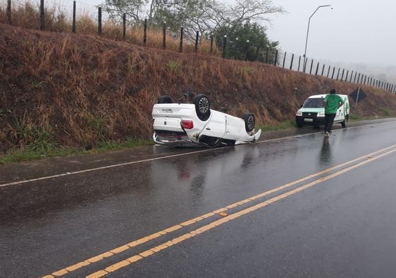 Motorista perde controle de veículo e capota na rodovia AL-220