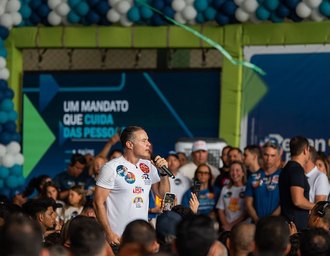 No Benedito Bentes, Renan Filho mostra trabalho na região e assume novo compromisso