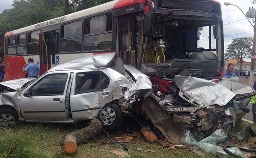 Em Campinas, ônibus perde o controle, atinge 13 carros e deixa feridos