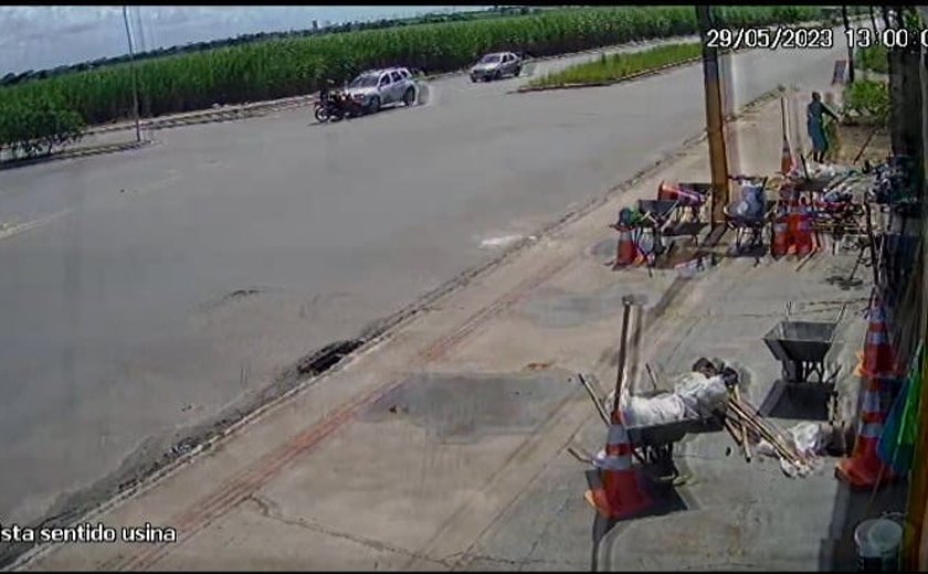 Vídeo: câmera de videomonitoramento mostra exato momento de colisão entre carro e moto no Benedito Bentes