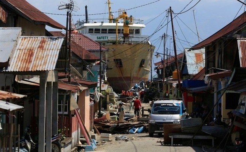 Indonésia busca vítimas de tsunami em meio a novos terremotos