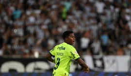Palmeiras arranca vitória sobre Botafogo e deixa Brasileiro aberto