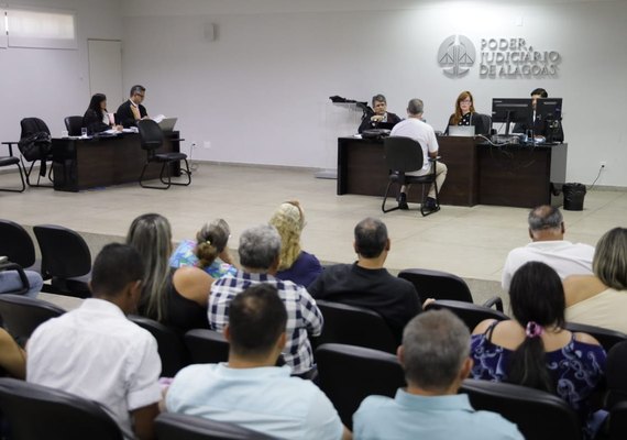 Júri de ex-prefeito começa com depoimentos emocionantes sobre morte de corretor