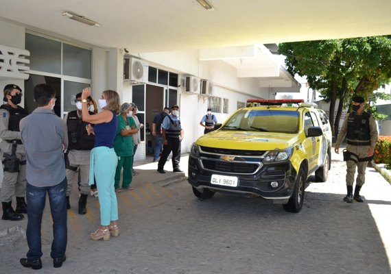 Paciente ameaça servidores e quebra portas de vidros de hospital em Maceió