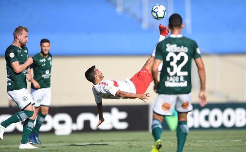 Com um jogador a mais, Internacional sofre virada para o Goiás no Serra Dourada