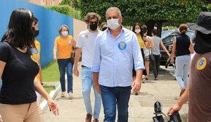 'Estou muito feliz por estar realizando esse sonho', diz Alfredo ao votar