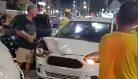 Motorista embriagada causa acidente e atinge outros carros na Ponta Verde