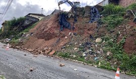 Ladeira na Chã da Jaqueira é interditada para início de obras em encosta