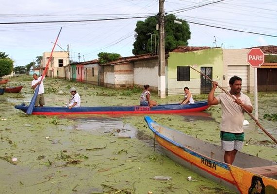 Governador reúne secretários para intensificar visita a municípios mais afetados