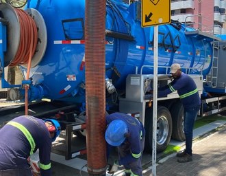 Infraestrutura realiza serviços de drenagem na orla da Ponta Verde