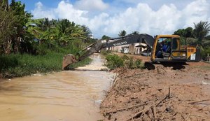 Desenvolvimento Sustentável realiza serviços de limpeza no Riacho do Silva